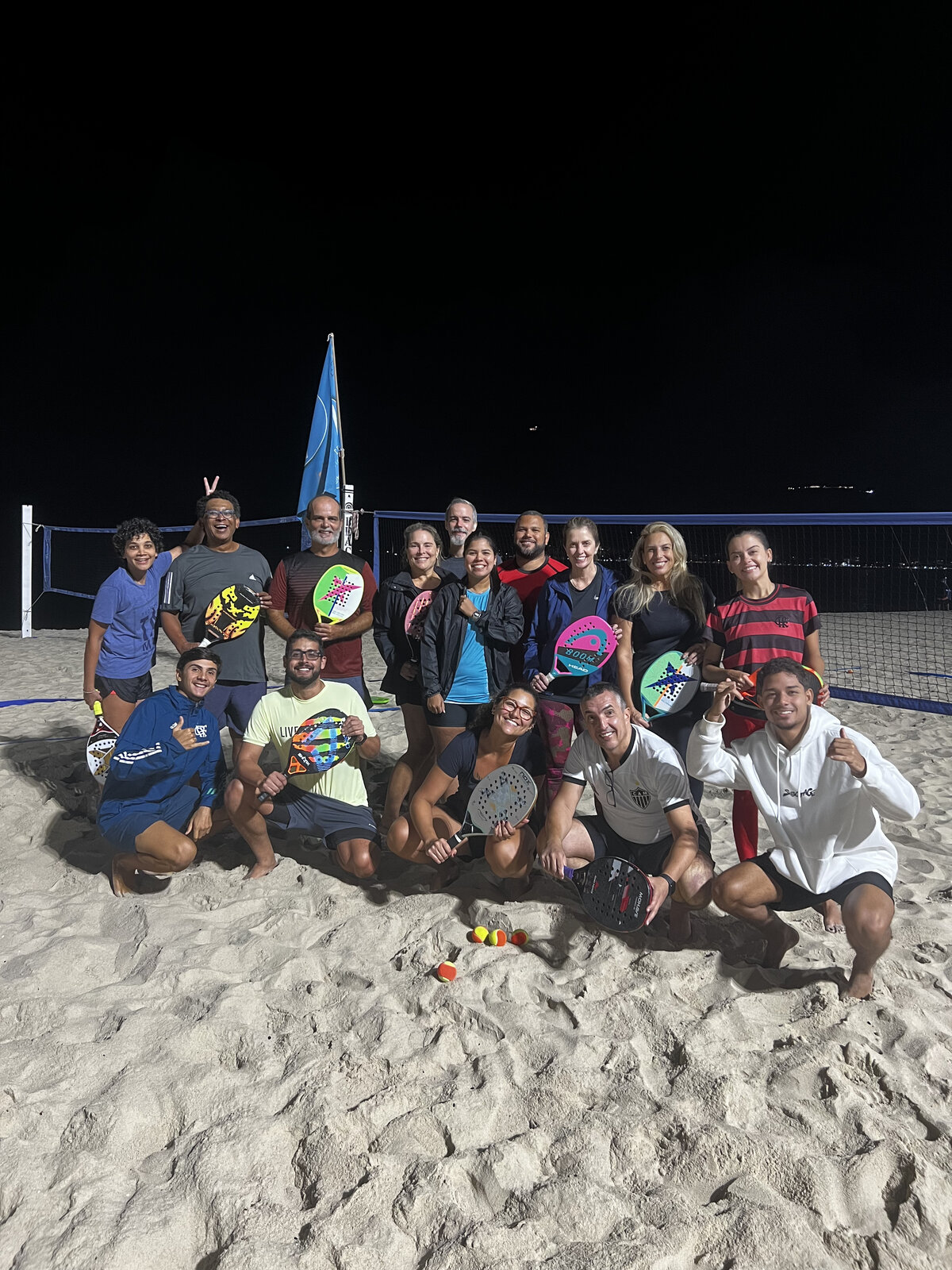 Turma de beach tennis da noite na Praia do Flamengo